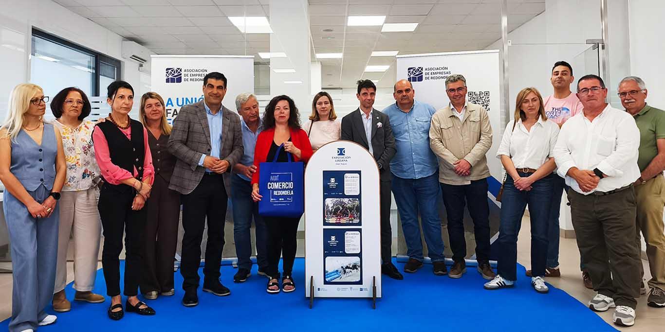 O DIRECTOR XERAL DE COMERCIO DESTACA EN REDONDELA OS VALORES DOS BONOS ACTIVA COMERCIO DURANTE A ENTREGA DOS PREMIOS DA CAMPAÑA DO DÍA DA NAI E DO PAI